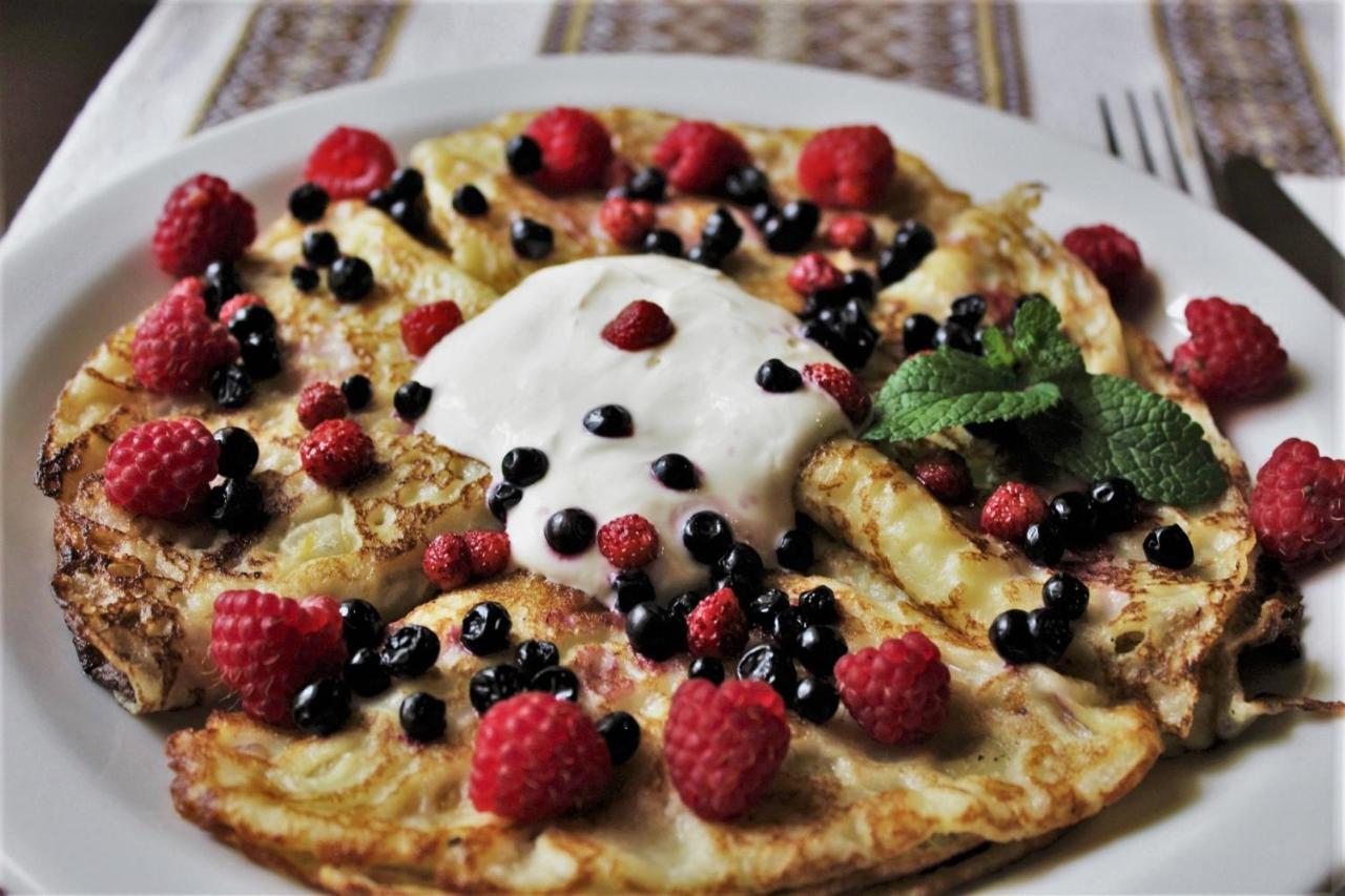 "Lian" Family Hotel & Restaurant Volosyanka  ภายนอก รูปภาพ